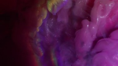 Parıltı yayılıyor. Duman spektrumu. Pembe mor menekşe renkli pigment karışımı sisli siyah su arkaplan daire ışık merceği soyut yüzey.