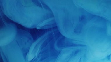 Sis dumanı. Mavi sis. Havadan renkli dalgalı girdaplar döküldü. Suyun soyut arka planında yumuşak kabarık dalgalı boyalı fantezi dokusu.