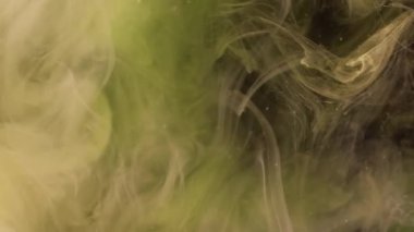 Sanat buharı. Duman parçacıkları. Siyah arka planda girdaplı su boyası karışımı akışı. Renk pigmenti sıvı sis dokusunu çözdü mistik buhar.