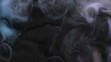 Duman dokusu. Akış buharı. Odaklanmamış siyah çok renkli bulanık boya mürekkep sisi soyut sanat arka planında köpüren sıvı..