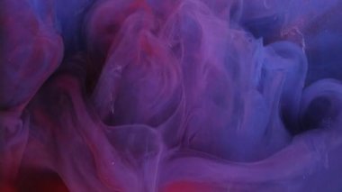 Kutlama balosu. Parıltıyı boya ile karıştır. Odaklanamayan mavi mor renkli çok renkli mürekkep parıldayan soyut sanat arka planında yüzen desen sisi sıçratıyor..