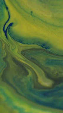 Dikey video. Boya mürekkebi. Dökül bakalım. Sarı mavi renkli akış soyut sanat eserleri üzerinde yüzen parıldayan sıvı bulanık ışık arkaplanı.