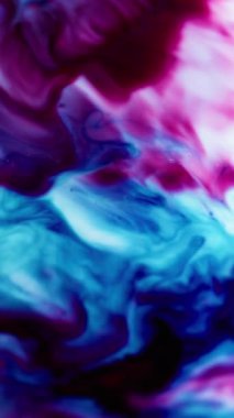 Dikey video. Mermer diş minesi. Boya taşmış. Dalgalı dumanlı efekt yüzeyi ile parlak renklerin zıt karışımı. Mavi pembe bulanıklık difüzyonlu sanat arkaplanı.