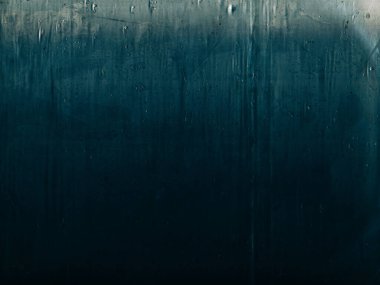 Yoğunlaşma dokusu. Kirli folyo. Mavi renkli toz çizikleri yıpranmış dokuyu düşürür. Yaşlanmış yüzey koyu siyah grunge soyut arkaplanda..