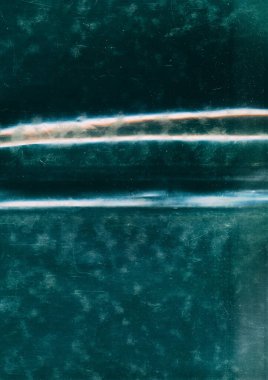 Hasarlı folyo dokusu. Yıllanmış film kaplaması. Yeşil turuncu, beyaz, renkli, parlak, çizik tozu kusurlu, düz olmayan, kullanışlı yüzey sanatı soyut arka planı..