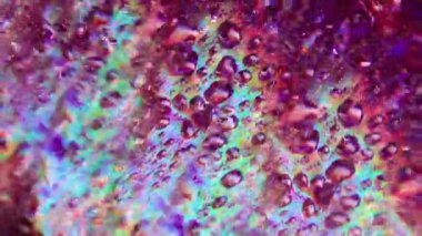 Renkli arka plan. Parlak partiküller. Şeffaf pembe cyan mavisi parlak yuvarlak sıvı kabarcıklar soyut ıslak dokuya dönüşüyor.