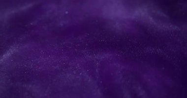 Islak bir parıltı. Cazibeli boya dalgası. Mor akış rotasyonu soyut arka plan. Sanat odaksız girdap yıldızlı gece galaksisi akışı.