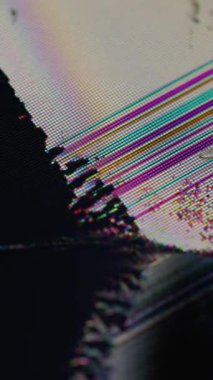 Dikey video. Bulanık hasar. Ekran arızası. Siyah mürekkep kırık ekran yüzeyine yayılır. Kırılgan renkli piksel çizgileri kenar çatlak plazma TV monitöründe noktalar.