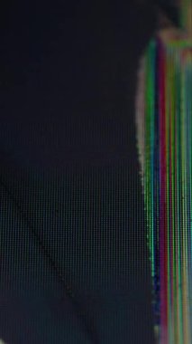 Dikey video. Yayın hasarı. Kırık doku. Bozuk ekran grunge televizyon yüzeyi. Bozuk cam parçalarını üst üste koy. Modern elektronik ekipmanlar..