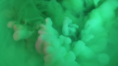 Sis akışı. Duman boyası. Soyut arka planda yeşil turkuaz sıvı rahatlama akışı. Su rengi, fantezi rengi atmosferik yüzeyi çözdü.