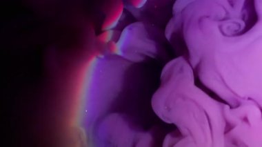 Sis dalgası. Işıldayan sıvı. Mor menekşe boya dumanı sanatsal rahatlama yuvarlak lens parıltı arka plan bulanık doku.