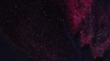 Fantezi emülsiyonu. Parıltı seli. Koyu pembe akrilik boya akışı soyut, nemli arka plan, ışıl ışıl toz parçacıkları..