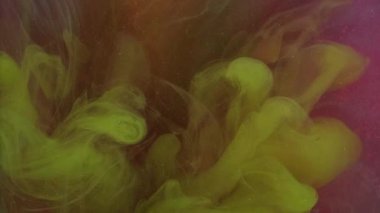 Renkli suluboya. Aura dumanı. Suyun üzerinde mor puf boya akıyor. Parlak boya mürekkebi odaklanmış bulut karışımı soyut arkaplan.