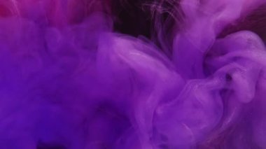 Neon duman dalgası. Parıltılı boya suyu. Mor renk parıldayan parçacıklar doku sisi patlama akışı soyut sanat arkaplanı.