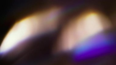 Parlak kristal. Bulanık lens ışığı. Odaklanmamış mavi yeşil renkli pırıltılı pırıltılı lazer deseni sanatın siyah arka planında.