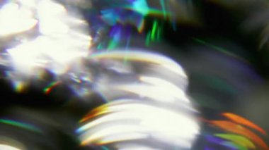 Flaşlar yandı. Bulanık gökkuşağı sızıntısı. Odaklanmamış yeşil turuncu işaret fişeği soyut koyu siyah arkaplan üzerindeki ışık yansıması spektrumuName.