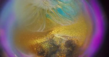 Sanat sıvısı. Parlak bulanık boya. Yuvarlak prizmada sarı mavi emülsiyon karışımı. Odaklanmamış mor renk çerçeve soyut arkaplan üzerine girdap akışı.