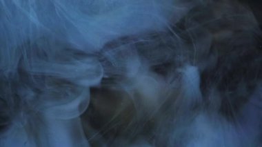 Mistik sis. Akış dalgası. Odaklanmamış koyu mavi duman dumanı soyut sanat arka planında yüzen boya mürekkebi deseni sıçratır.