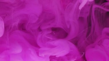 Pembe sis. Bulut boyası. Canlı renk akışı kabarıklığı soyut bir arkaplan oluşturur. Karışık suluboya peçe boyasıyla yumuşak dalgalı ışık akışı.