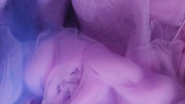 Parlak sis. Parlak boya. Odaklanmamış mor renkli sisli mürekkep deseni soyut parıldayan sanat arka planında ışıldayan duman dumanı akışı.