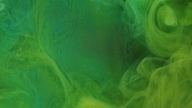 Sıvı boya. Su mürekkebi yüzeyi. Odaklanmamış yeşil, çok renkli, bulanık bulut buharı soyut sanat arka planında parlayan boya akışı.