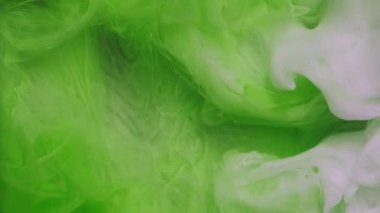 Soyut su boyası. Duman sıçrıyor. Odaklanmamış yeşil beyaz sıvı akışı sıvı bulut buharı mürekkep dokusu sanat desenli açık arkaplan üzerine.