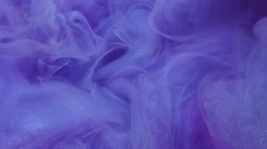 Parlak bir sıçrama. Harika bir duman. Odaklanmamış mavi mor renkli parlayan mürekkep dokusu soyut sanat eserinde ışıl ışıl ışıl ışık arkaplan.