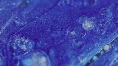 Köpüklü sıvı. Odaklanamayan ışıldayan kabarcıklar. Işıldayan mavi renk parıldayan yağ akışı bulanık soyut bokeh aydınlık modern arka planda ilerliyor.