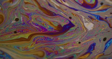 Yakıt lekeleri. Yakıt suyu. Odaklanamayan sarı mor mor renkli ıslak boya pembe yeşil sıvı soyut yaratıcı arka planda yüzüyor..