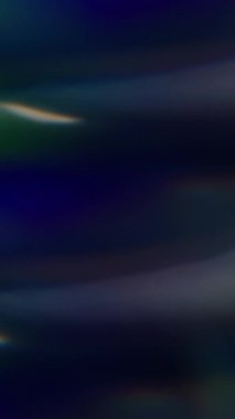 Dikey video. Renkli ışık efekti. Soyut parti geçmişi. Odaksız sızıntı. Sarı ışınlar. Gökkuşağı titreşimler..