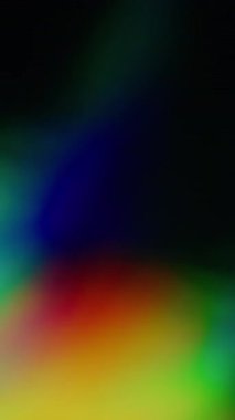 Dikey video. Işık parlamaları üstüste biniyor. Bulanık prizma gökkuşağı. Odaklanamayan sızıntı, çok renkli yeşil ışınlar, koyu siyah soyut sanat arka planında renk değiştiren ışın lenslerini titretiyor..