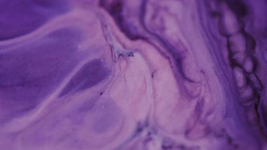 Kozmetik mor boya. Çözülmüş mermer dokusu. Pürüzsüz, pırıl pırıl bulutların karışımı bulanık, aydınlık, modern arka planı açıyor..