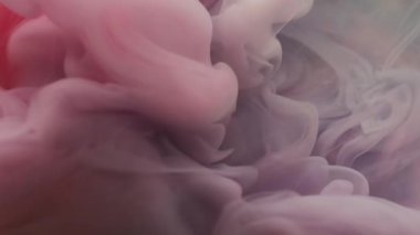 Sis dalgası. Sis sıçraması. Soyut sanat arka planında yüzen su akışkan duman dokusunda çözünmüş pembe mor renkli boya.