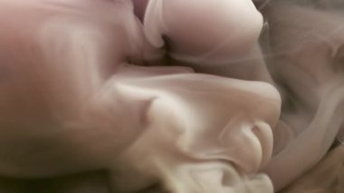 Bulut sisi. Sanat mürekkebi. Odaklanmamış mor renk boya sıvı girdap duman deseni sıçrama sıvı akışı ruhani soyut su üzerinde hareket.