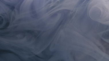 Buhar egzozu. Fış sanatı. Su akışkan patlamada çözünmüş mavi renkli karışım sıvı mürekkep dokusu soyut koyu siyah arkaplanda yayılıyor.