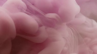 Parıltılı sis. Sanat mürekkebi. Odaklanmamış pembe renk boya sıvı duman dokusu sıvı akışı ruhani soyut su üzerinde hareket ediyor..