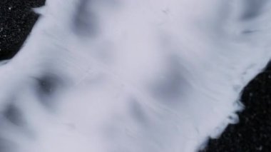 Mürekkep genişlemesi. Boya lekesi. Kontrast beyaz emülsiyon siyah parçacıkları ıslak yüzeyde serper. Dağınık lekeli su soyut arkaplanı.