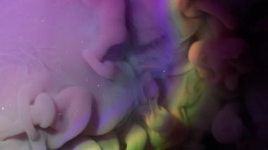 Duman karışımı. Sis karışımı. Mor sisli boya çok renkli sıvı yüzeyde patlamış. Mistik duman suyu soyut arkaplan.