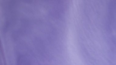 Sıvı boya. Pigment sıvısı. Pürüzsüz mavi suluboya ıslak menekşe yüzeyine dökülmüş. Mürekkep sanat dalgasıyla örtüşen titreşimli soyut arkaplan.