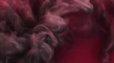 Metal sis. Parıldayan dalga. Pembe yüzey boyasının üzerinde gümüş parıldayan arma yuvarlanıyor. Mistik gri duman bulutu su soyut arka planında çözünmüş boya.