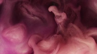 Sanat buharı. Pembe duman. Soyut su arka planında garip bukleler halinde yıldız tozu rengi boya akışı. Parıldayan bulutlarla pırıl pırıl parlayan bulutlar.