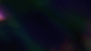 Göz kamaştırıcı etki. Bulanık alev dokusu. Odaklanmamış yeşil mavi çoklu renkli gökkuşağı ışığı soyut sanat koyu siyah zemin üzerinde yanıp sönüyor.