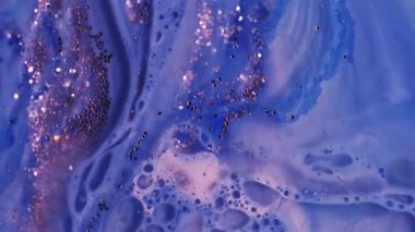 Sıvıyı bırak Kabarcık boyası. Mavi sanat karışımı katman akışı. Pembe parıltılı köpük sıvı toz soyut arka plan fantezi su dokusu.