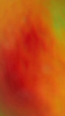 Dikey video. Tozlu güneş ışığı. Bulanık prizma sızıntısı. Odaklanamayan çok renkli yeşil ışınlar gökkuşağı titreşimler, soyut sanat arka planında ışık yansıması..