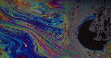 Boya damlası. Lekeli sanat. Soyut akrilik yeşil zemin üzerinde yüzen mavi mor renkli damlacık yağı dokusu.