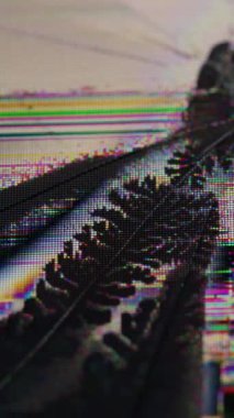 Dikey video. Arızalı kaplama. Ekran hasarı. Dalgalı çatlak parıldayan televizyon monitörü yüzeyi. Çarpışma kumlu cam dokusu üzerinde dijital renk gürültüsü sorunu.