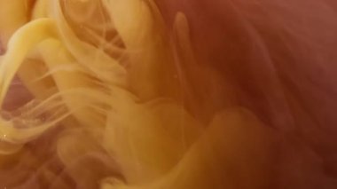 Sanat buharı. Boya dumanı. Kahverengi suda suluboya sarı sprey boya. Akış odaklı bulanık dokusu olan çevresel mürekkep arkaplanı.