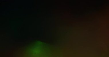 Işık sızıntısı. Düşük bulanıklık yansıması. Koyu arkaplanda parlayan renkli odaklanmış kiriş. Gece ışını soyut kırılma efektini örtüyor.