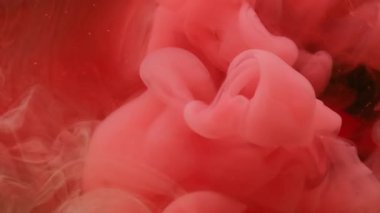 Buhar sıvısı. Boya karışımı. Soyut sanat üzerine akan sönük pembe renkli duman dokusu kimyasal sıvı koyu siyah zemin.