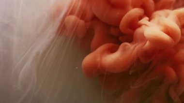 Parlak sis. Sıvı sıvı. Odaklanmamış turuncu mavi renkli mürekkep dumanı. Soyut sanat eserlerinin yaratıcı arka planında ruhani duman..